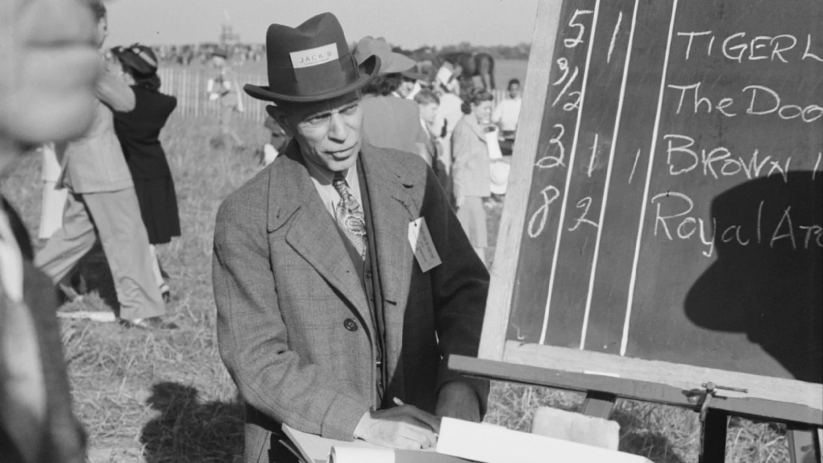 How to read betting odds on a horse racing tote board showing fractional odds